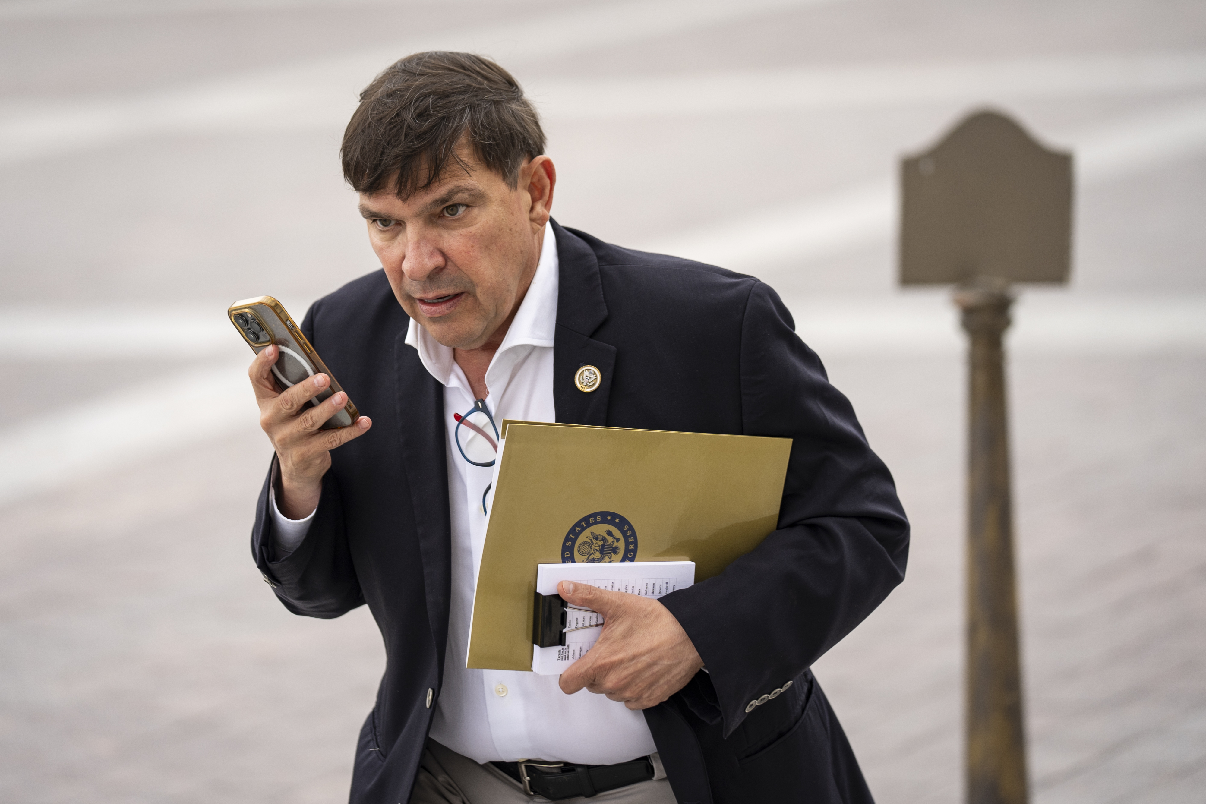 The Loneliness of Vicente Gonzalez, One Democrat Who Still Supports MAGA Ally Nayib Bukele — La soledad de Vicente Gonzalez, el demócrata que aún apoya a Nayib Bukele, aliado de MAGA