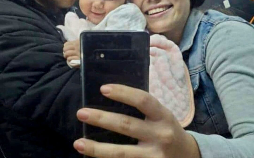 He was sent to El Salvador; she was sent to Venezuela. Their 2-year-old is still in the US — Él fue enviado a El Salvador; ella, a Venezuela. Su hija de 2 años sigue en EE. UU.