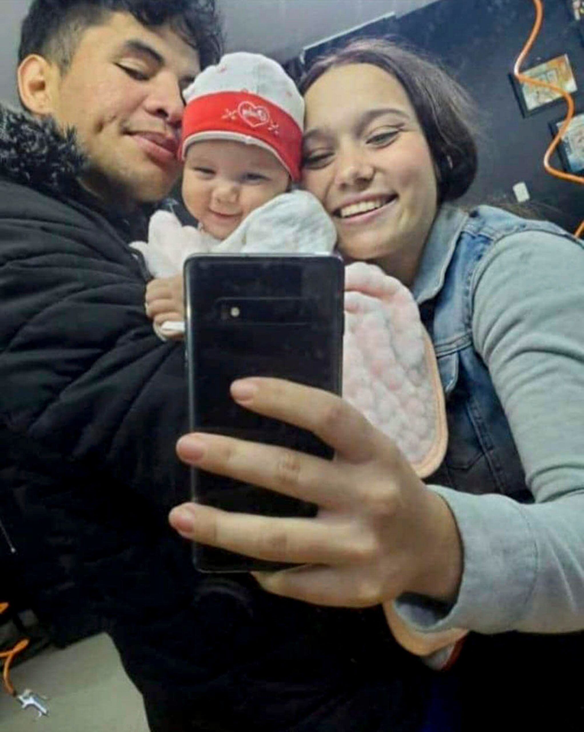 He was sent to El Salvador; she was sent to Venezuela. Their 2-year-old is still in the US — Él fue enviado a El Salvador; ella, a Venezuela. Su hija de 2 años sigue en EE. UU.