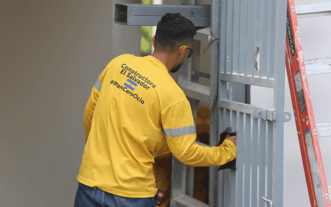 Salvadoran Government Uses State of Exception Detainees in School Reconstruction — Gobierno salvadoreño utiliza a detenidos por el régimen de excepción en reconstrucción de escuelas