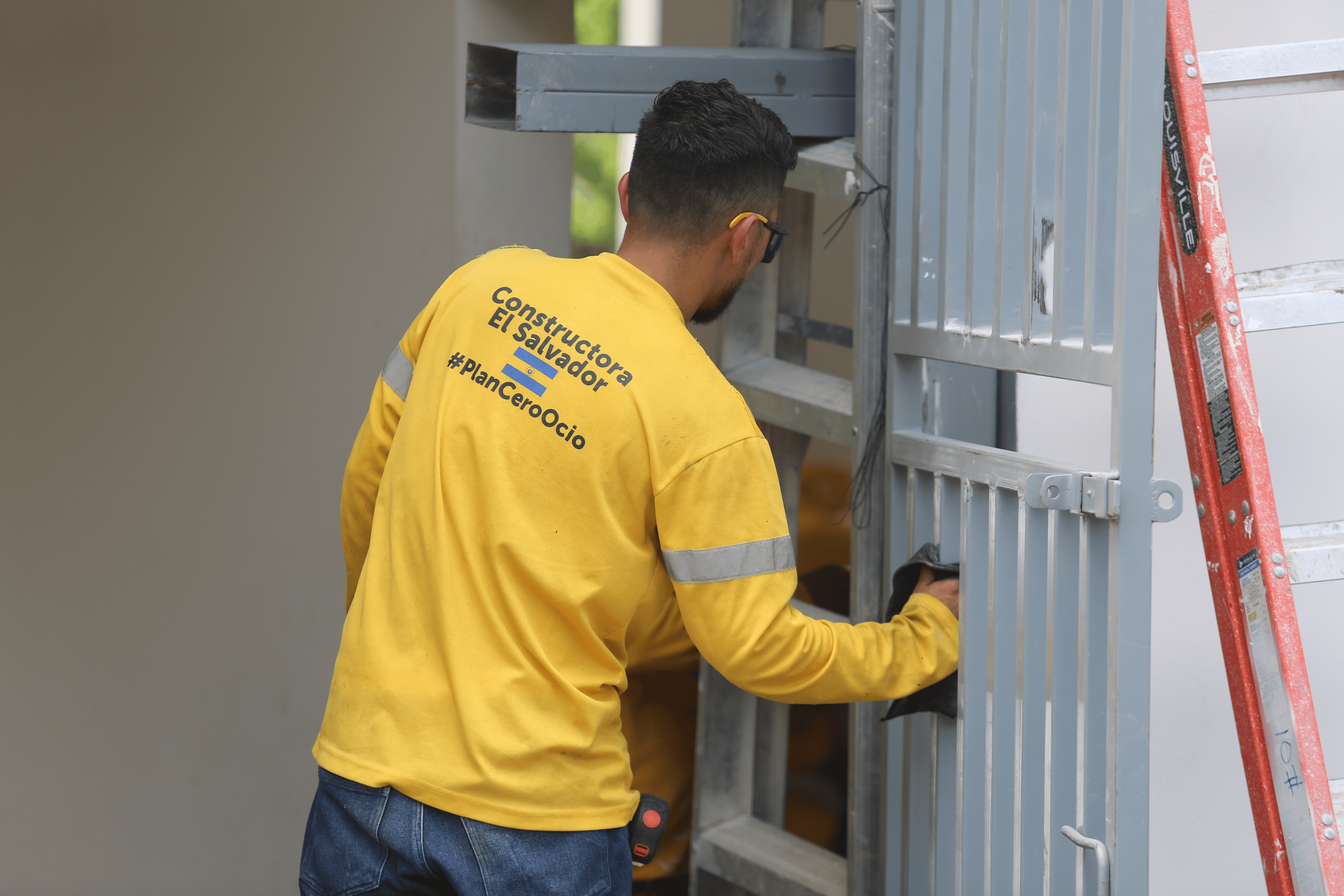 Salvadoran Government Uses State of Exception Detainees in School Reconstruction — Gobierno salvadoreño utiliza a detenidos por el régimen de excepción en reconstrucción de escuelas