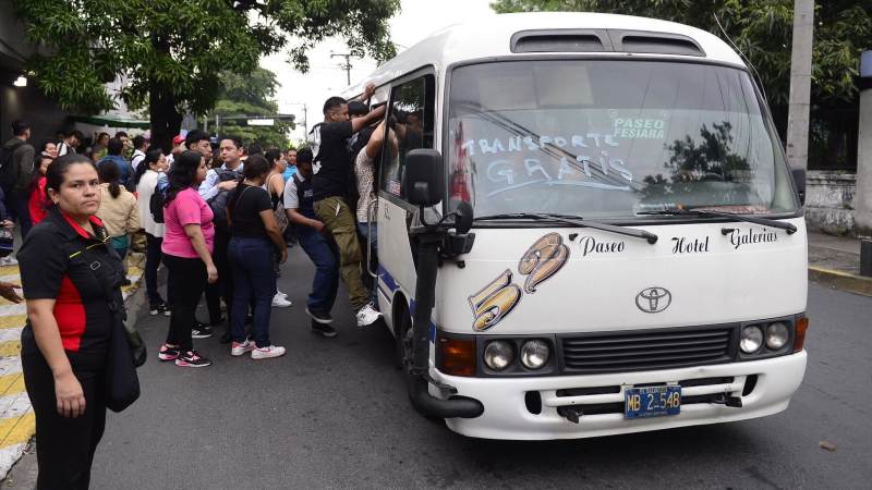 Failure in Free Public Transportation Sparks Crowds and Delays in San Salvador — Falla en transporte gratuito desata aglomeraciones y retrasos en San Salvador