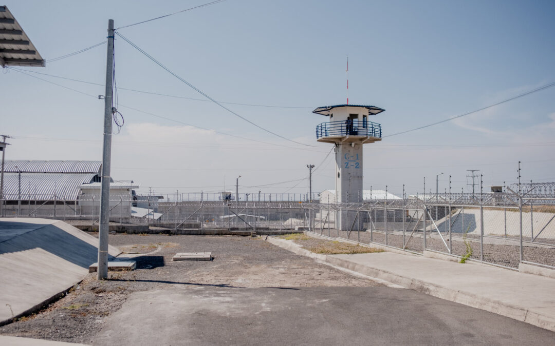 Rights Groups Sue to Overturn Agreement That Sends U.S. Immigrants to Salvadoran Jail — Grupos de derechos humanos demandan para anular acuerdo que envía a inmigrantes desde EE. UU. a una cárcel salvadoreña