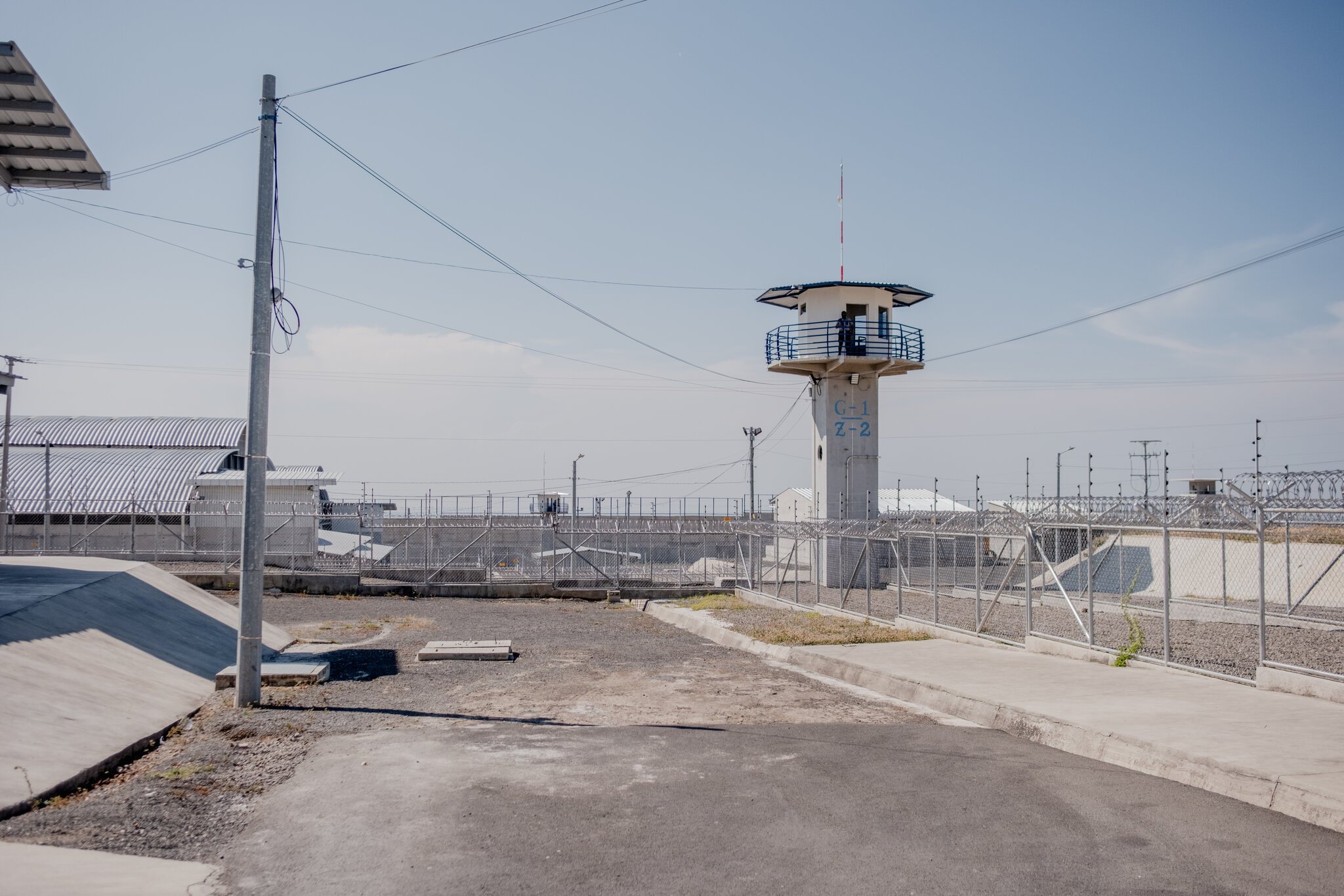Rights Groups Sue to Overturn Agreement That Sends U.S. Immigrants to Salvadoran Jail — Grupos de derechos humanos demandan para anular acuerdo que envía a inmigrantes desde EE. UU. a una cárcel salvadoreña
