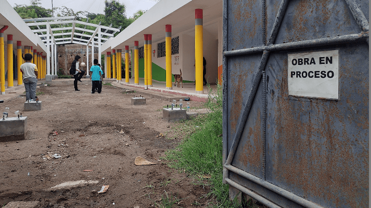 Work Abandoned Again at School in Santa Ana Centro — Abandonan nuevamente trabajos en centro escolar de Santa Ana Centro
