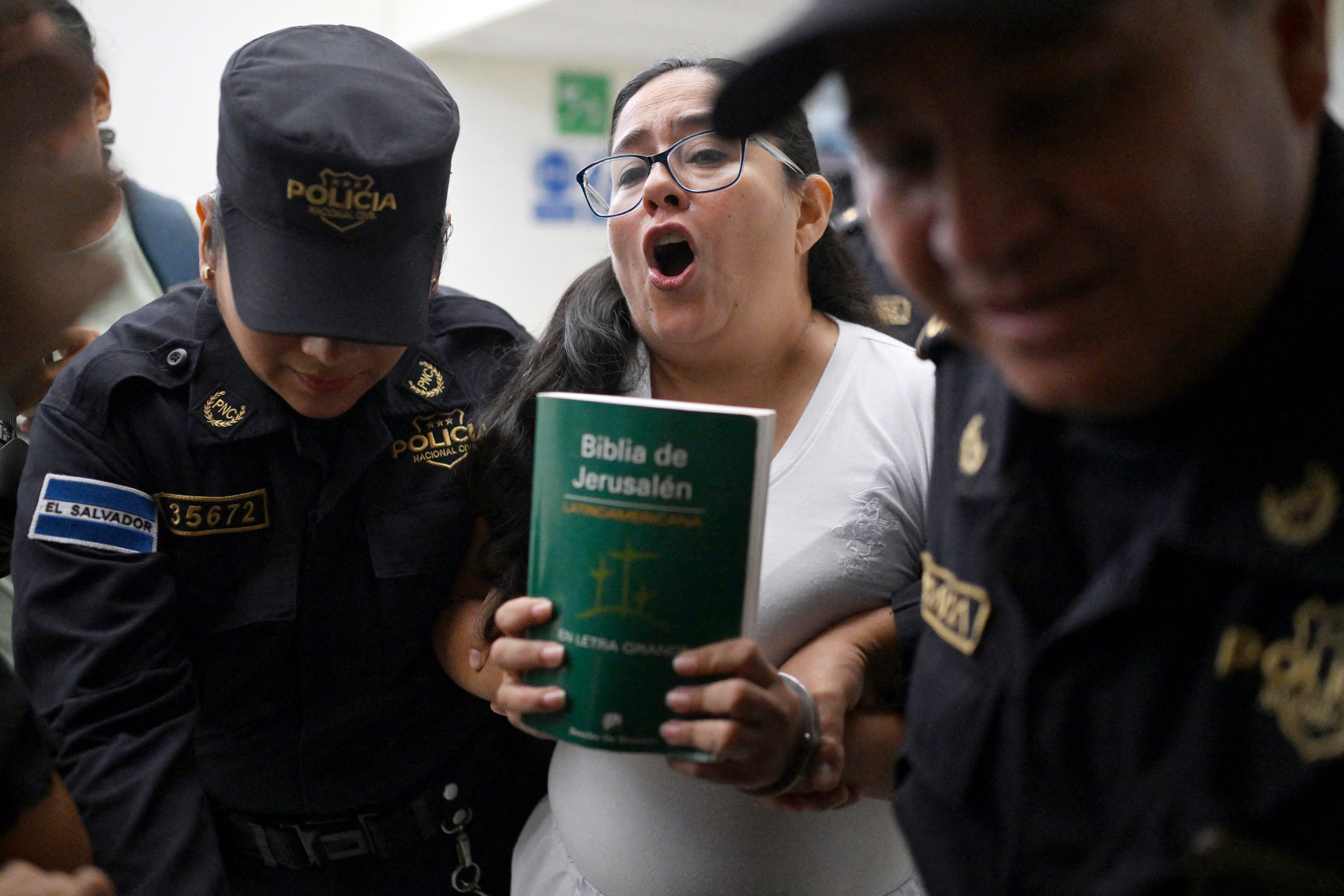 “They won’t silence me; I want a public trial!” Bukele Regime Sends Ruth López to Prison — “¡No me van a callar; un juicio público quiero!” : Régimen envía a prisión a Ruth López