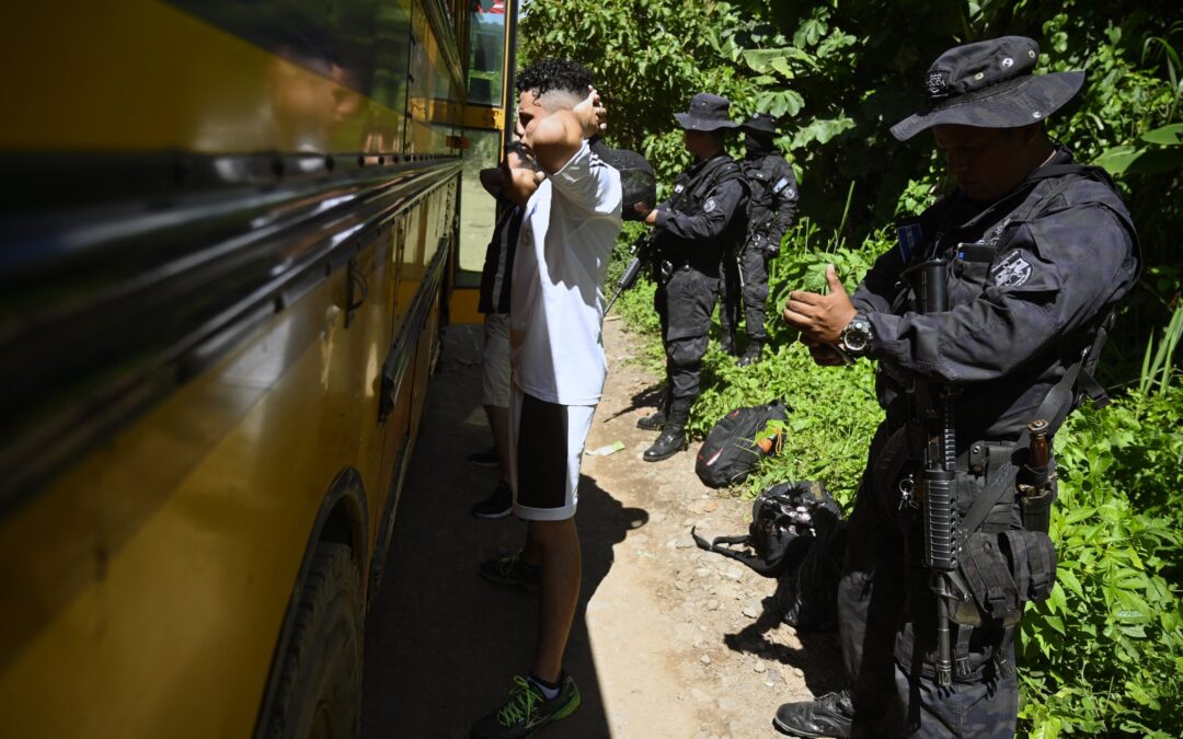 El Salvador: Police Officers Speak Out About Abuses — El Salvador: Policías reconocen detenciones arbitrarias