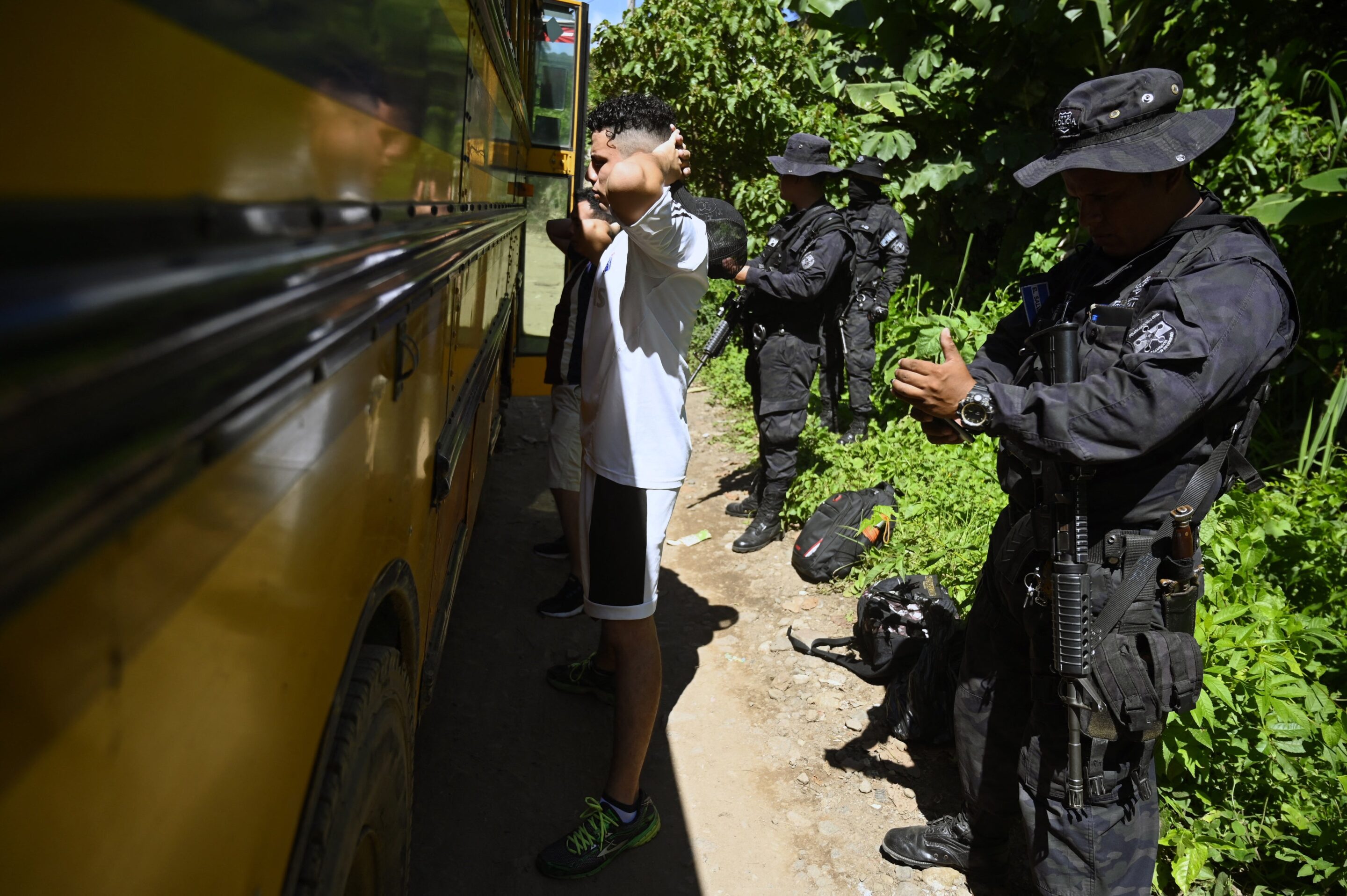 El Salvador: Police Officers Speak Out About Abuses — El Salvador: Policías reconocen detenciones arbitrarias