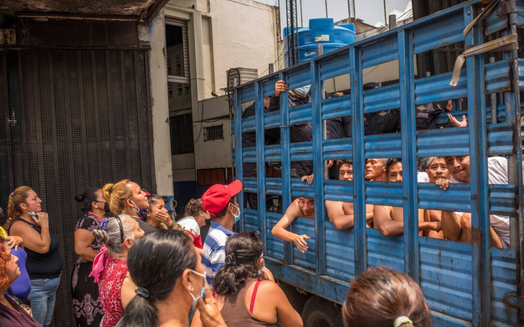 El Salvador Police Say Quotas and Rumors Fueled Bukele’s Mass Arrests — La policía de El Salvador dice que las cuotas y los rumores alimentaron las detenciones masivas de Bukele