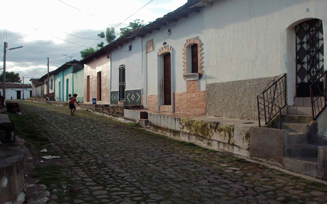 El Salvador’s soaring property costs are hurting locals — Elevados precios de viviendas en El Salvador perjudican a lugareños