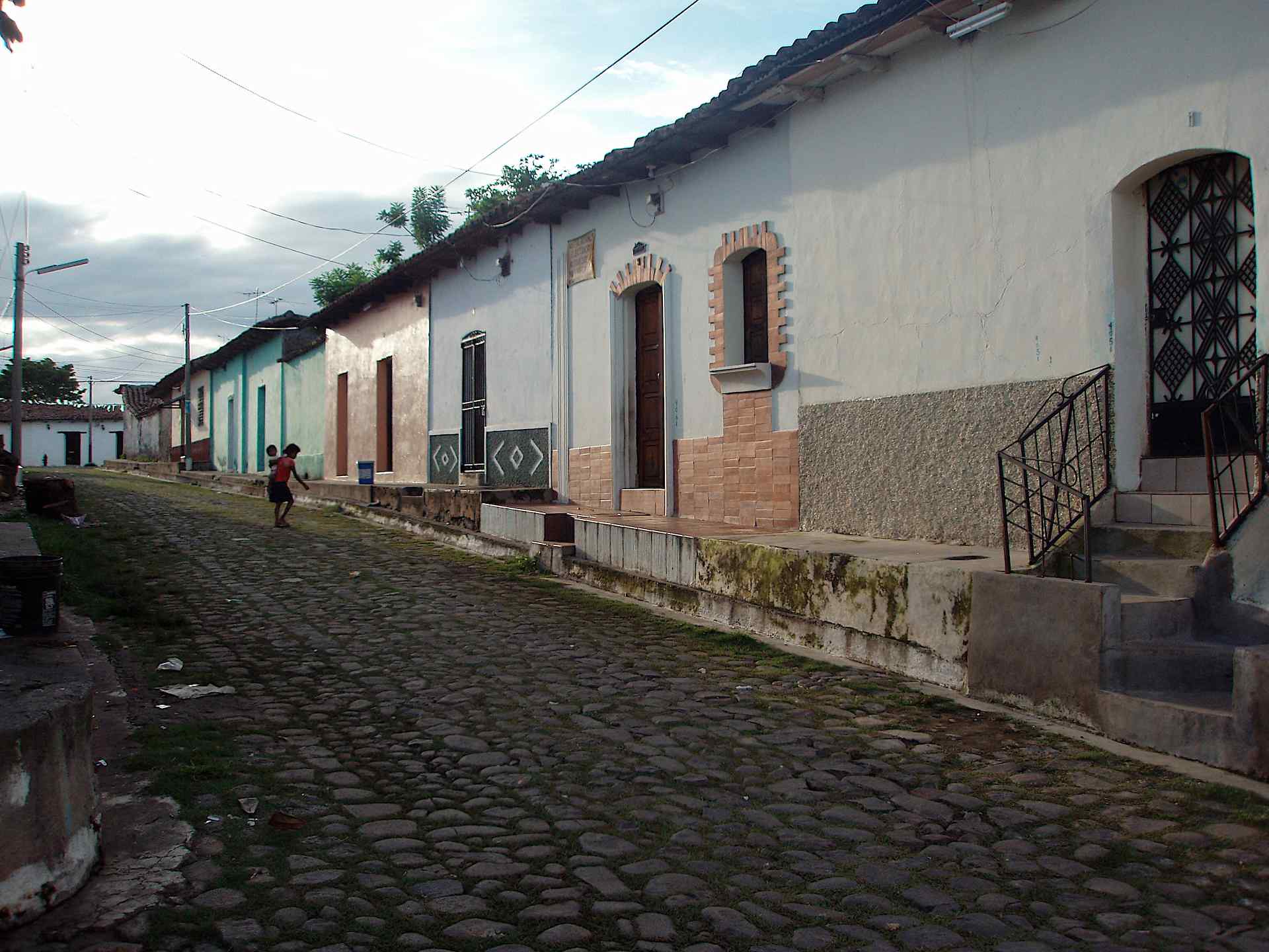 El Salvador’s soaring property costs are hurting locals — Elevados precios de viviendas en El Salvador perjudican a lugareños