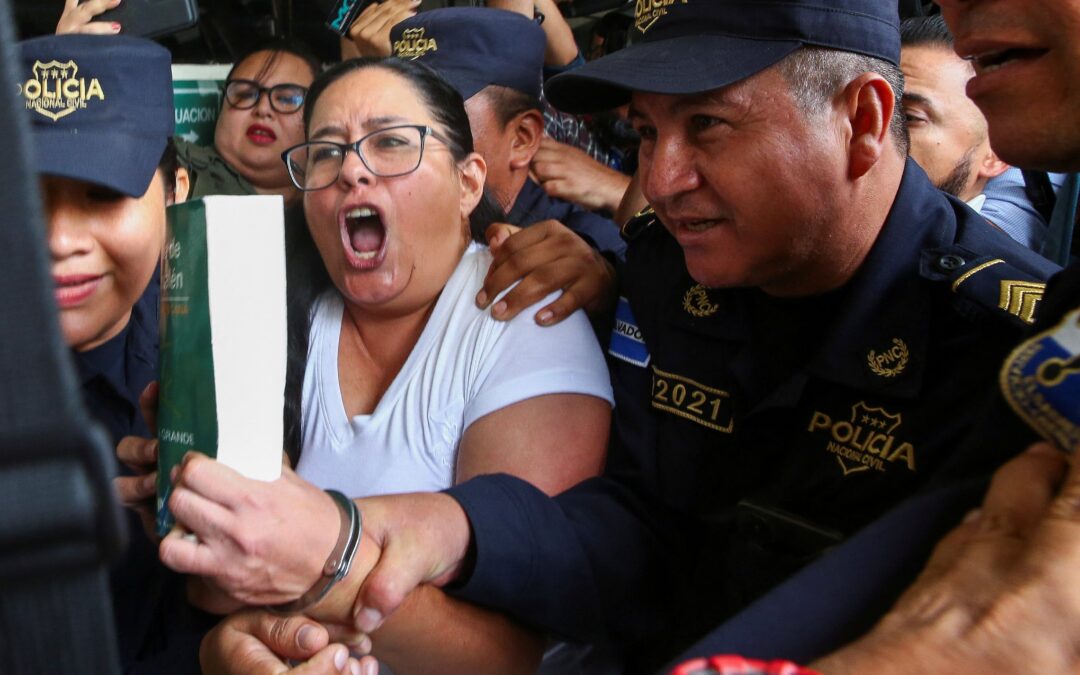 Salvadoran Lawyer Ruth López Calls for Public Trial as Bukele’s Prosecutor’s Office Seeks Secret Prosecution — La abogada salvadoreña Ruth López pide un juicio público ante la pretensión de la Fiscalía de Bukele de procesarla en secreto