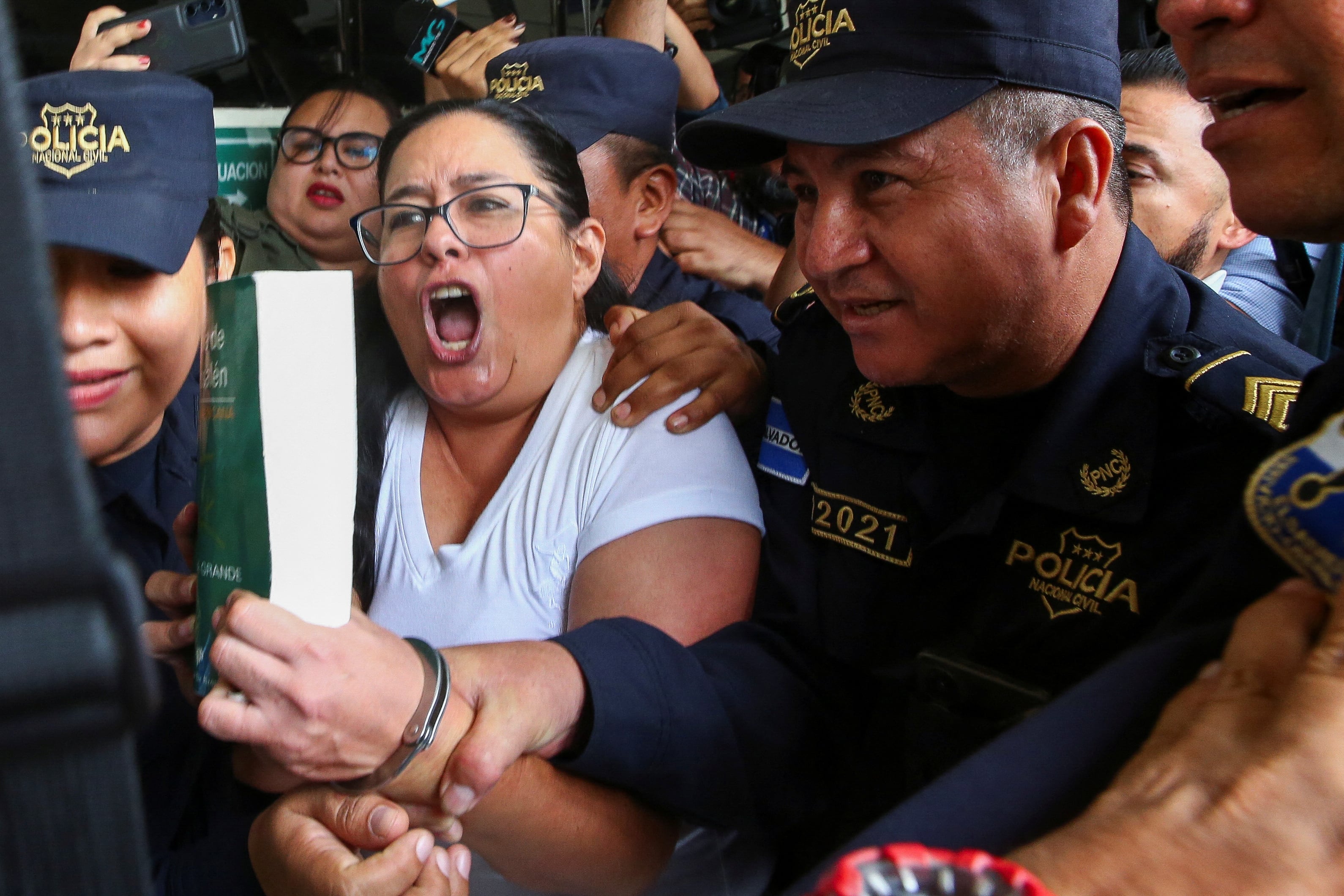 Salvadoran Lawyer Ruth López Calls for Public Trial as Bukele’s Prosecutor’s Office Seeks Secret Prosecution — La abogada salvadoreña Ruth López pide un juicio público ante la pretensión de la Fiscalía de Bukele de procesarla en secreto