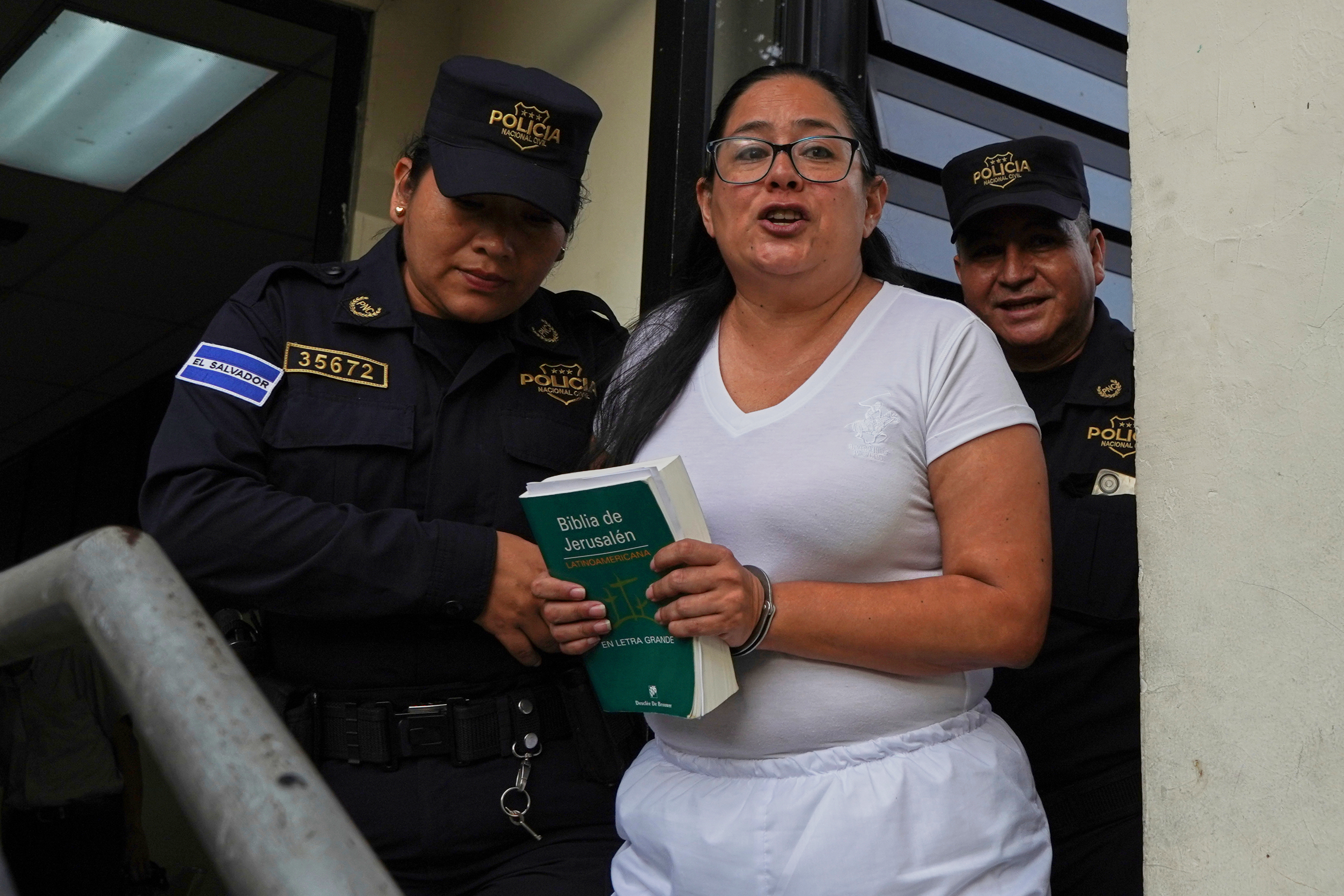 Ruth López’s Community Ties Were Sufficient for Alternatives to Detention, According to Criminal Lawyers — Arraigos de Ruth López eran suficientes para otorgarle medidas alternas a la detención, según penalistas