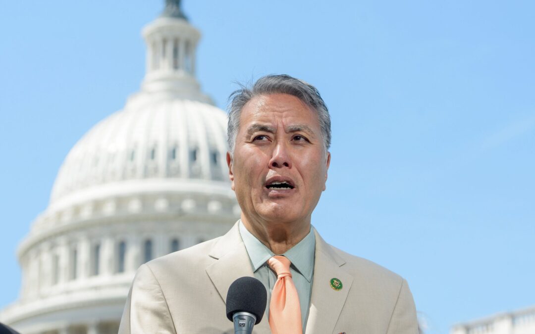 A California lawmaker is introducing a bill to stop funding El Salvador’s notorious mega-prison — Un diputado de California presenta un proyecto de ley para dejar de financiar la tristemente célebre megacárcel de El Salvador