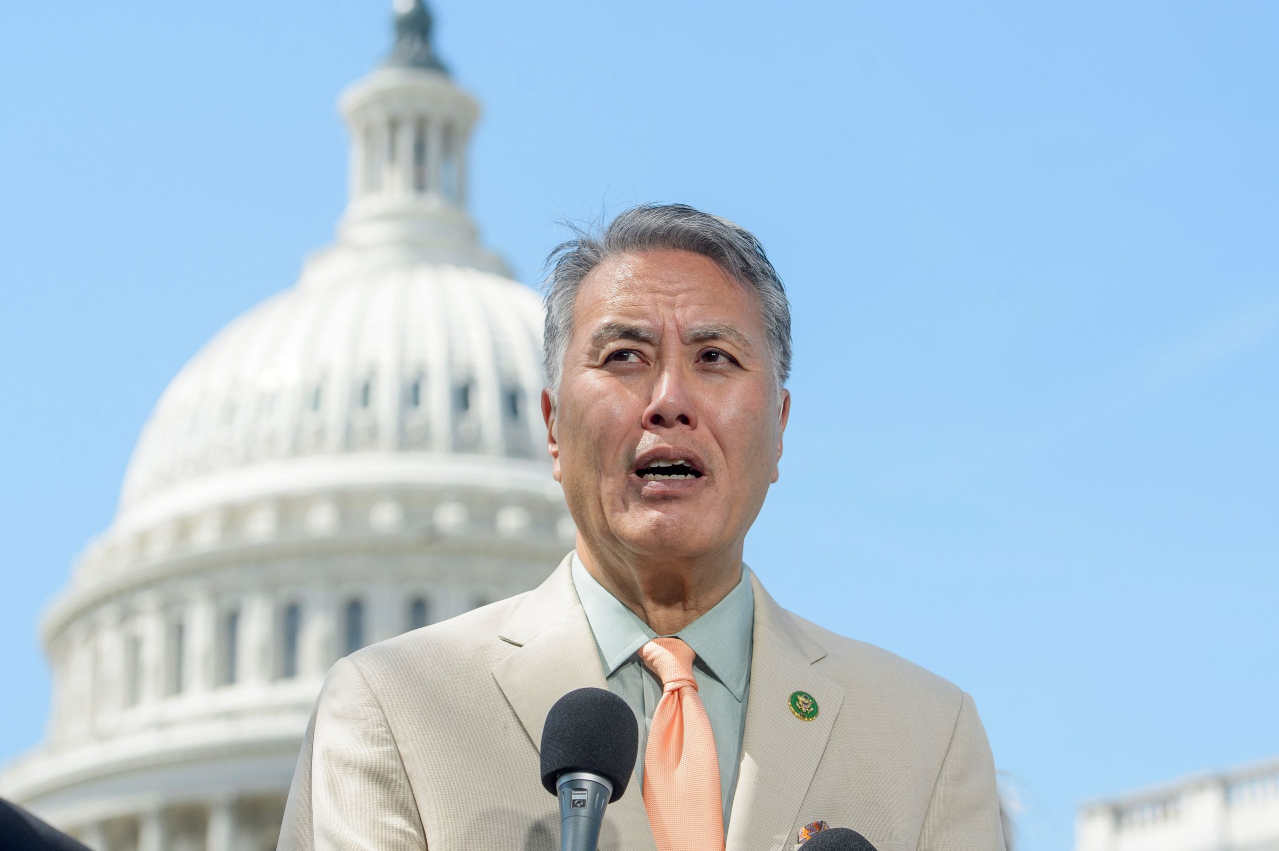 A California lawmaker is introducing a bill to stop funding El Salvador’s notorious mega-prison — Un diputado de California presenta un proyecto de ley para dejar de financiar la tristemente célebre megacárcel de El Salvador