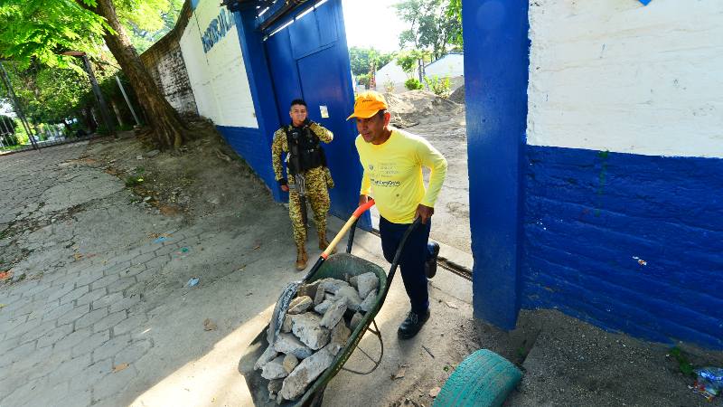 Soldier Obstructs Photojournalist During Coverage at San Salvador School — Militar obstruye labor de fotoperiodista durante cobertura en escuela en San Salvador