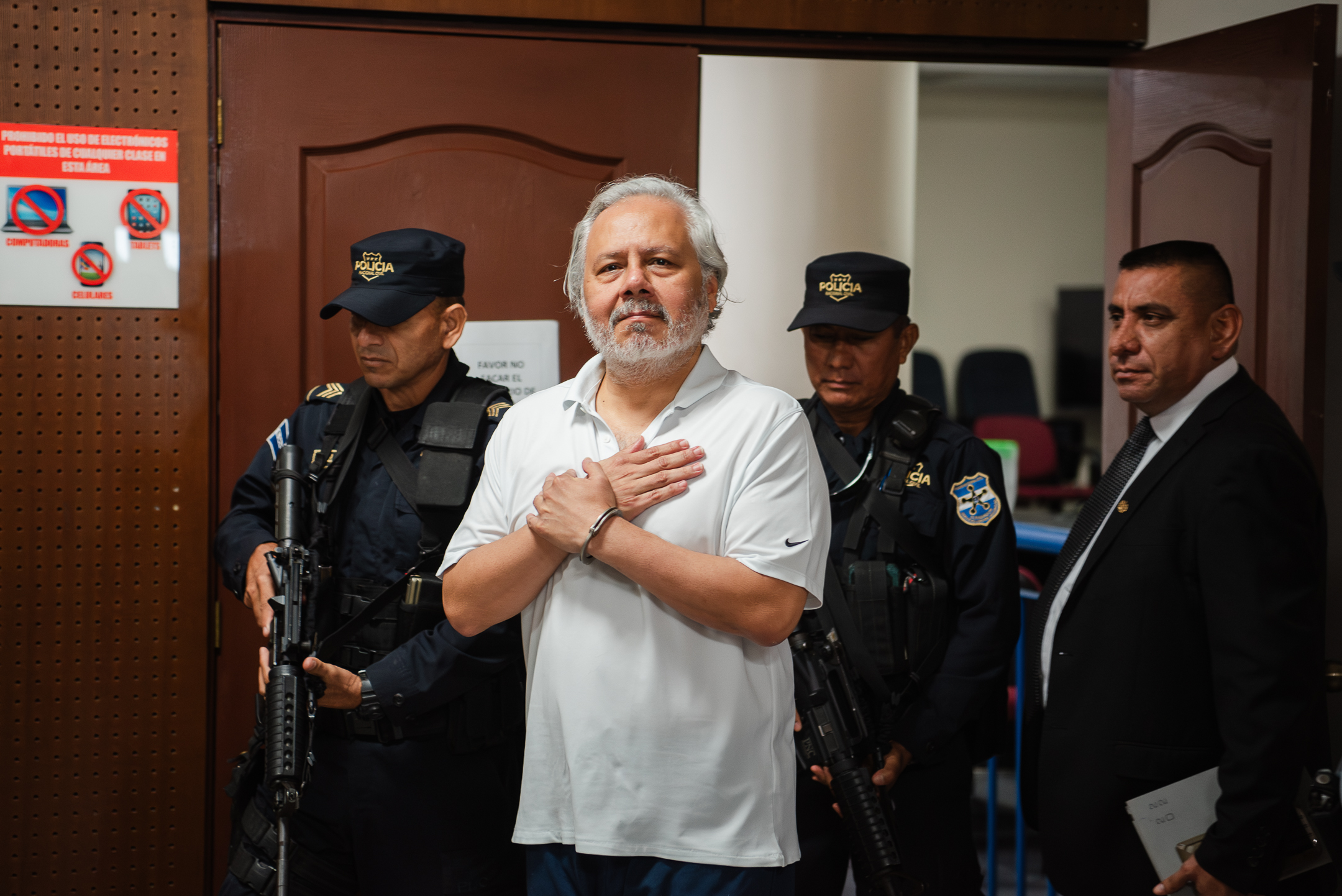 Defense Calls for Safeguards for Enrique Anaya’s Health Before His Transfer to Prison — Piden cuidar la salud de Enrique Anaya antes de enviarlo a un centro penal