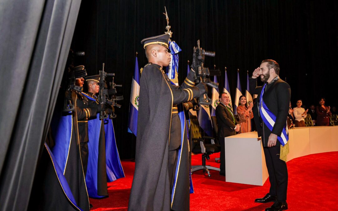 How Bukele Went from “Cool Millennial” President to Being Branded a “Dictator” at the Helm of a Repressive Crackdown in El Salvador — Cómo Bukele pasó de ser el presidente ‘millennial cool’ a ser acusado de “dictador” al frente de una escalada represiva en El Salvador