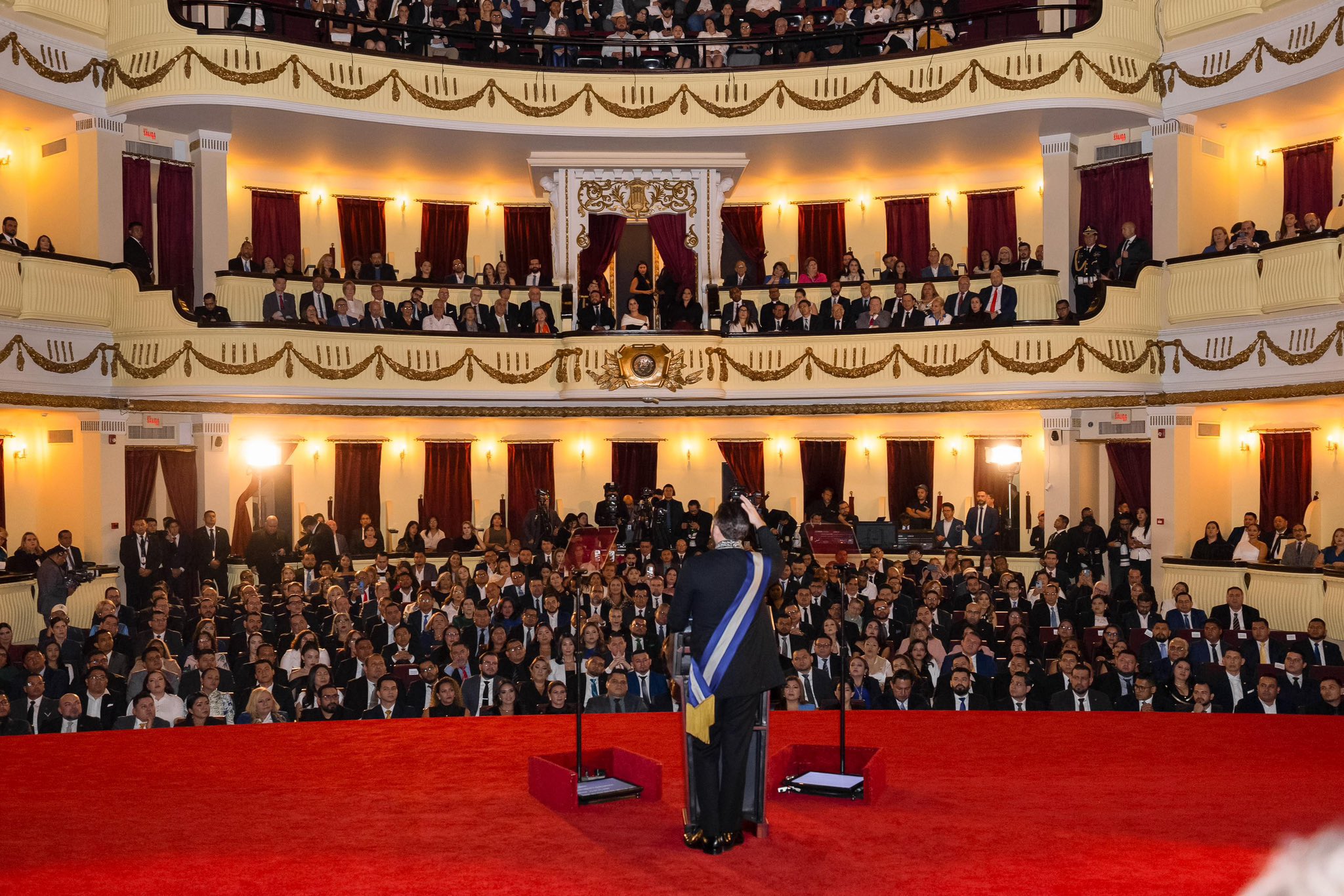 Bukele: “I Don’t Care If They Call Me a Dictator” — Bukele: “Me tiene sin cuidado que me llamen dictador”