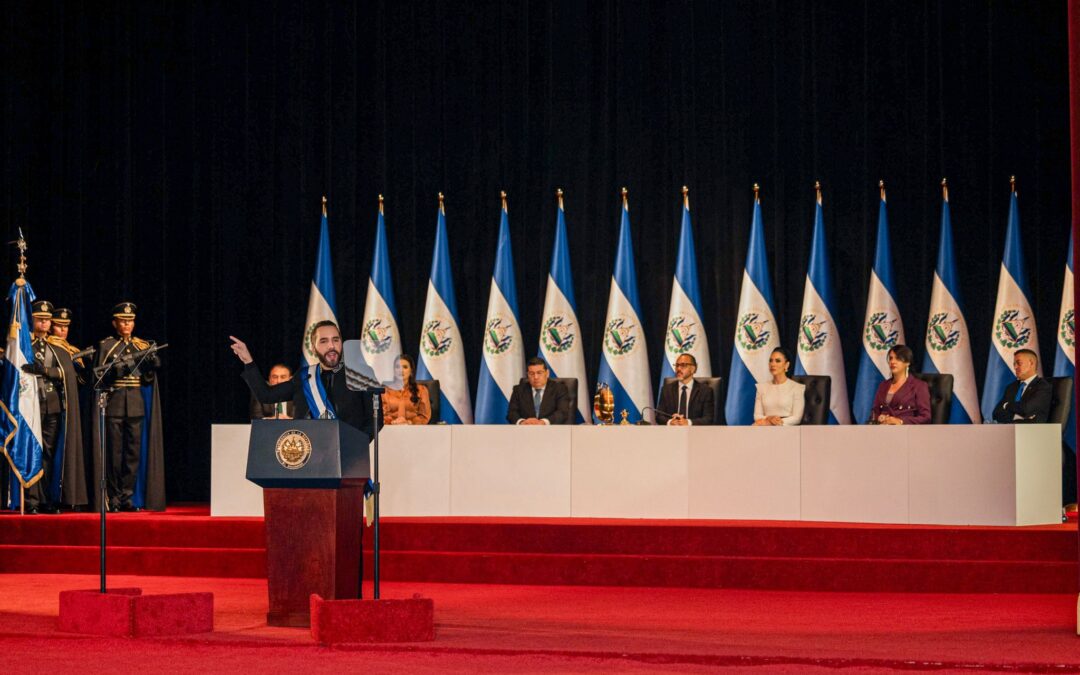 Bukele maintains his enormous popularity despite his image as a ‘dictator’ — Bukele mantiene su enorme popularidad a pesar de su imagen de “dictador”