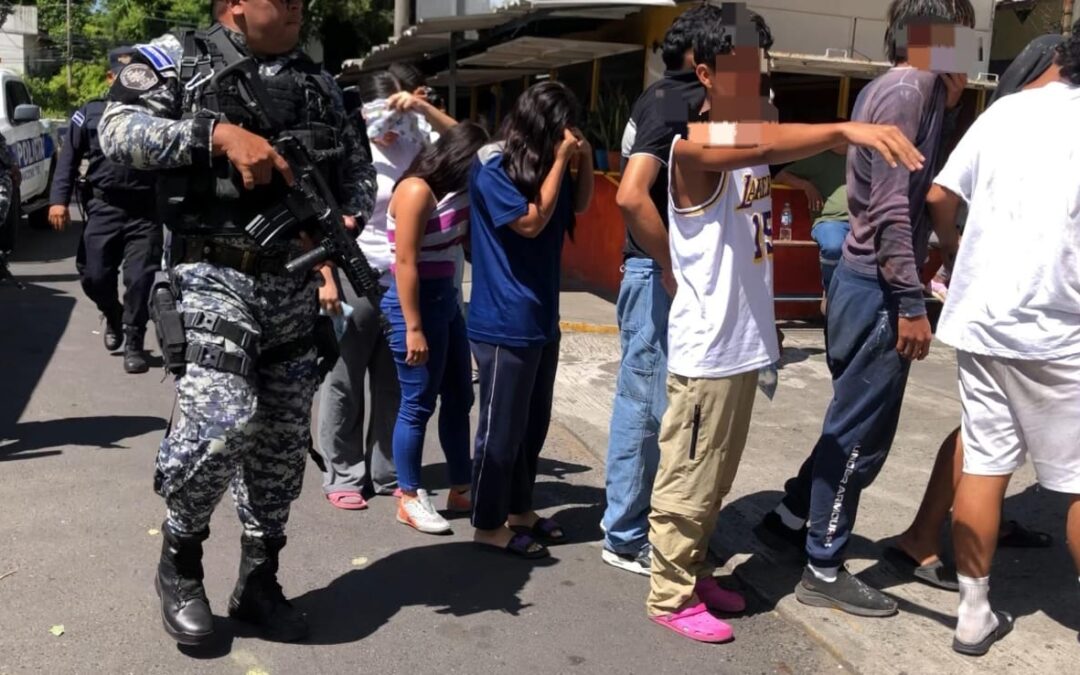 Detained Students Taken to Attorney General’s Office for Legal Proceedings — Estudiantes capturados fueron llevados a la PGR para seguir procesos