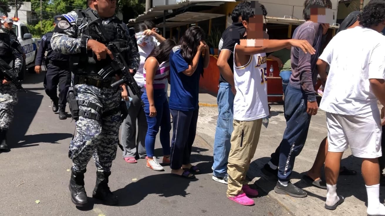 Detained Students Taken to Attorney General’s Office for Legal Proceedings — Estudiantes capturados fueron llevados a la PGR para seguir procesos