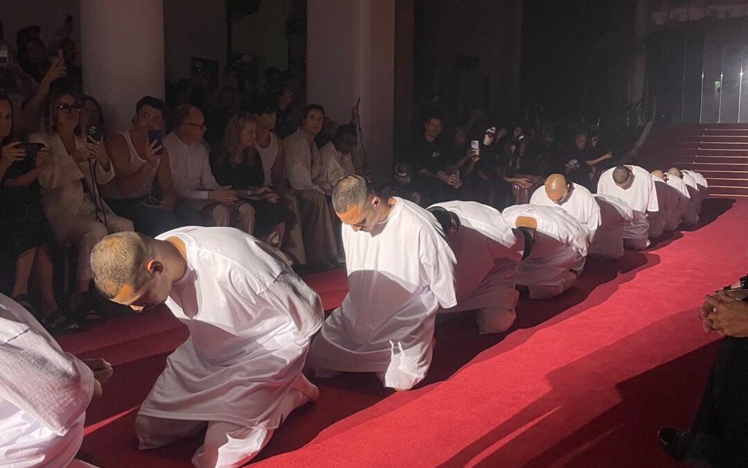 Willy Chavarria made a bold statement about deportees at Paris Fashion Week — Willy Chavarria lanza un audaz mensaje sobre los deportados en la Semana de la Moda de París