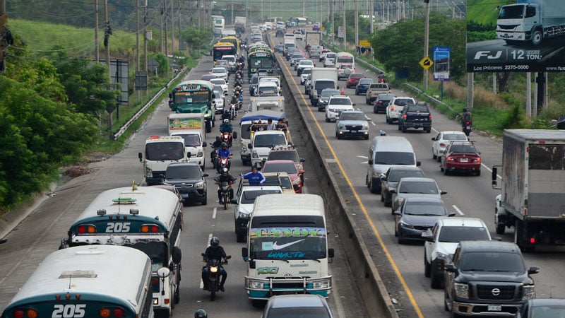 Drivers Pay a Double Price for Traffic: Time and Money — Automovilistas pagan un doble costo por el tráfico: tiempo y dinero