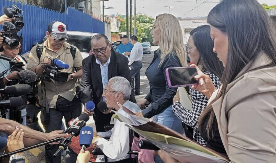Families, human rights lawyer visit El Salvador, seek to visit imprisoned Venezuelans — Familiares y un abogado de derechos humanos visitan El Salvador e intentan ver a venezolanos encarcelados