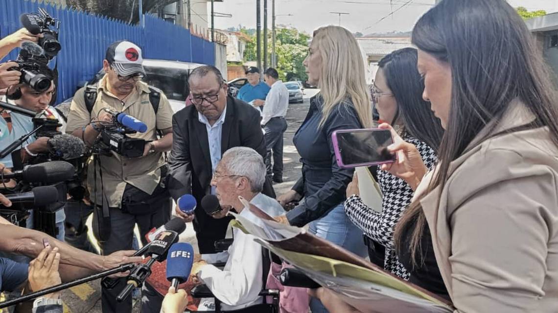 Families, human rights lawyer visit El Salvador, seek to visit imprisoned Venezuelans — Familiares y un abogado de derechos humanos visitan El Salvador e intentan ver a venezolanos encarcelados