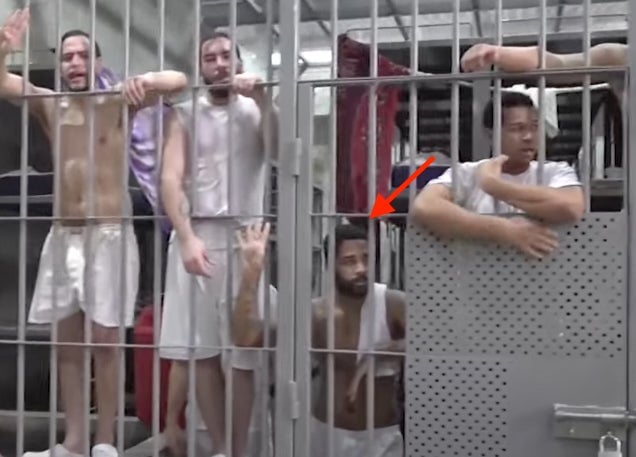 Mother details ‘nightmare’ after Trump sends son to El Salvador mega-prison where he’s being held incommunicado — Una madre narra la «pesadilla» después de que Trump enviara a su hijo a una megacárcel de El Salvador, donde está recluido e incomunicado