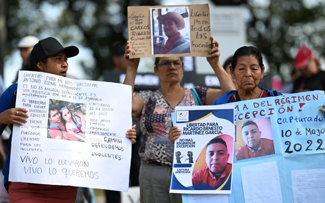 At least 40 journalists have fled El Salvador, fearing imprisonment — Al menos 40 periodistas han huido de El Salvador ante el temor de ser encarcelados  