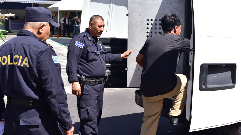 “I Pulled My Son Out of School to Avoid This,” Says Mother of Student Arrested at Public Institute — “Yo saqué a mi hijo de estudiar para evitar esto”: madre de alumno detenido en instituto
