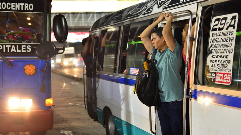 “More Than Three Hours in the Thick of the Chaos”: Greater San Salvador’s Traffic Ordeal — “Más de tres horas en medio del caos”: El drama del tráfico en el Gran San Salvador