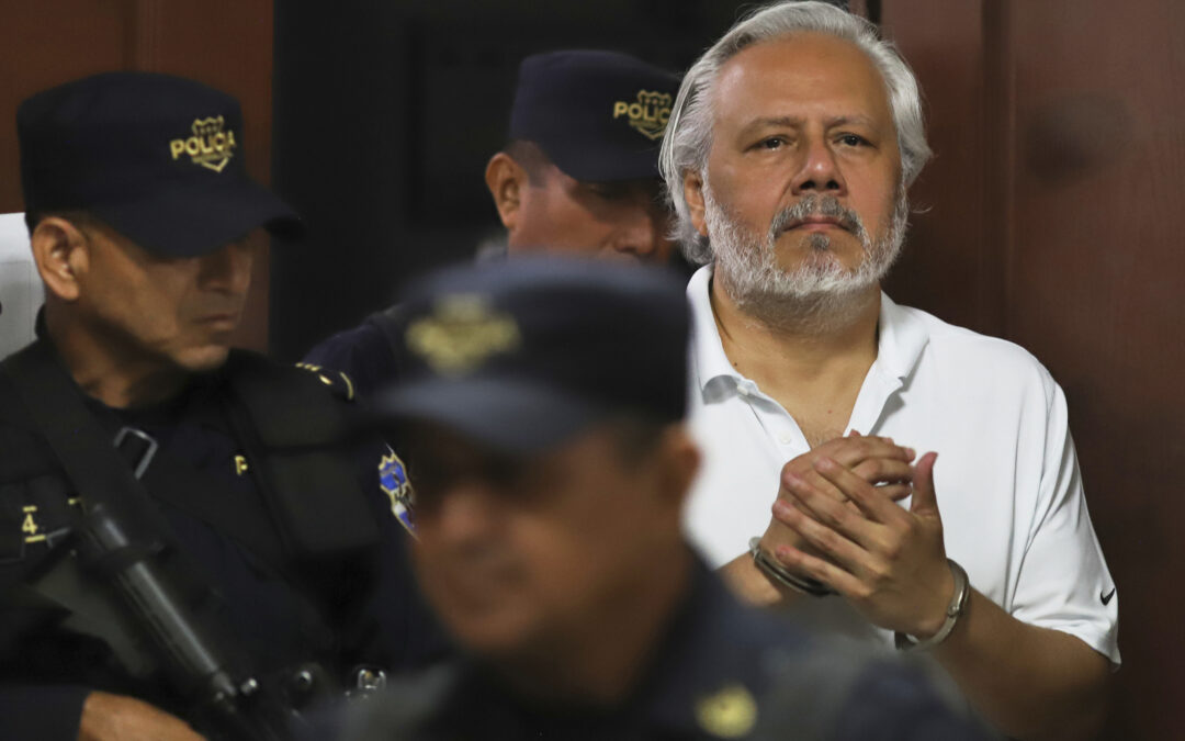 El Salvador judge orders prominent critic of President Bukele to remain in jail before trial — Juez salvadoreño ordena que prominente crítico del presidente Bukele permanezca en prisión preventiva