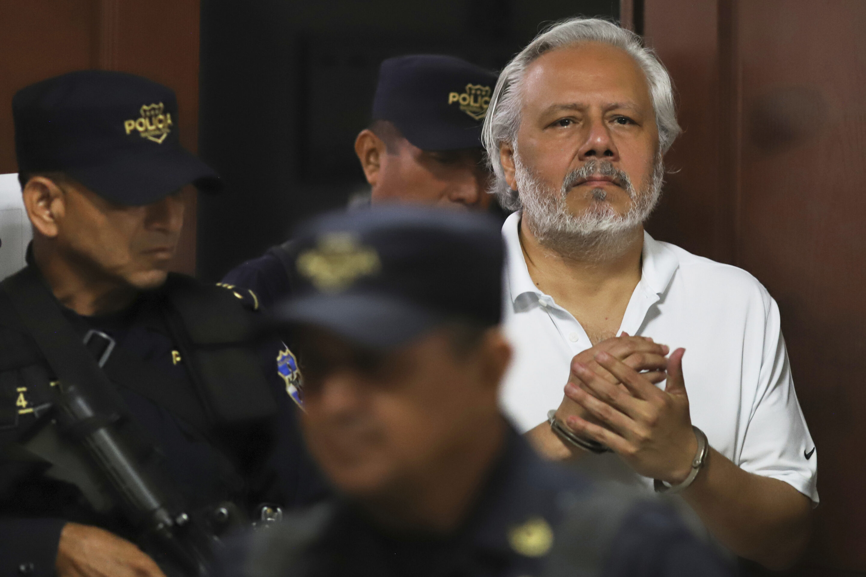 El Salvador judge orders prominent critic of President Bukele to remain in jail before trial — Juez salvadoreño ordena que prominente crítico del presidente Bukele permanezca en prisión preventiva