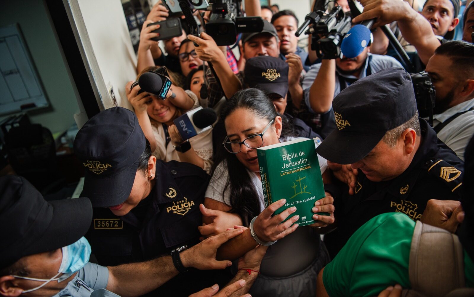 “I am a political prisoner”: Ruth López, the lawyer who called out corruption in the Bukele Government — “Soy una presa política”: Ruth López, la abogada que denunció corrupción en el Gobierno de Bukele