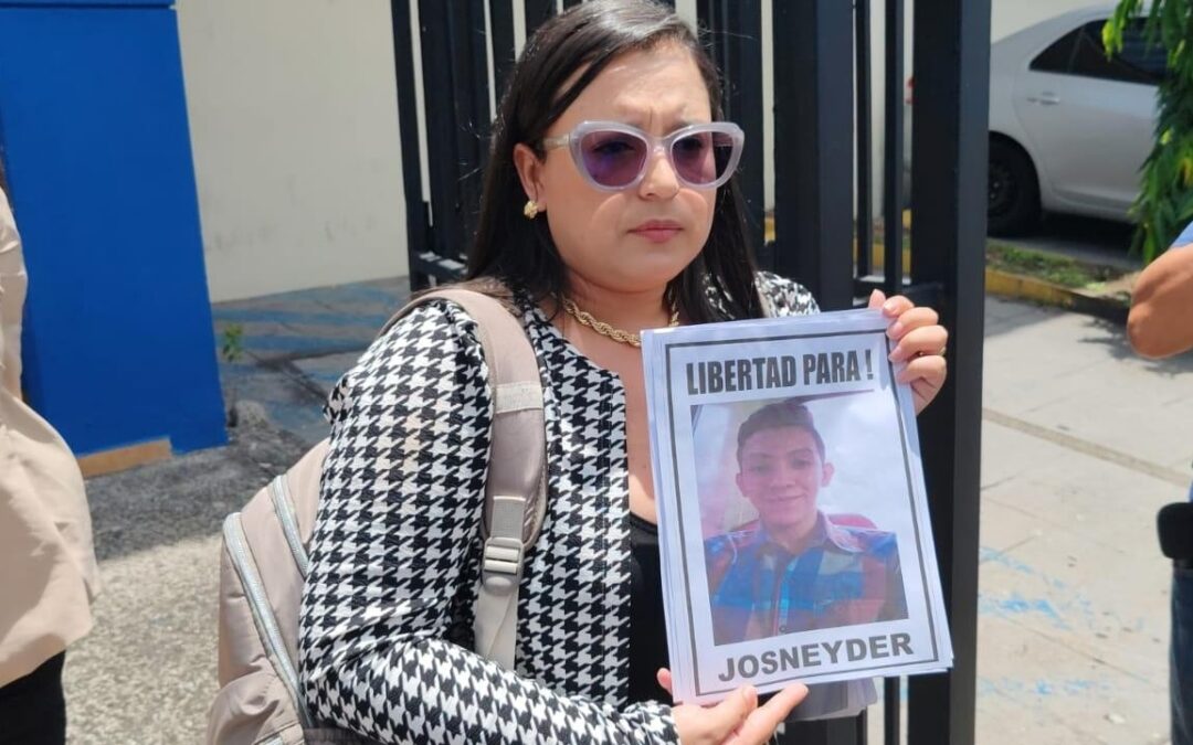Relatives of Venezuelans at CECOT Arrive at PDDH to Ask for “Proof of Life” — Familiares de venezolanos en CECOT llegan a la PDDH para pedir “pruebas de vida”