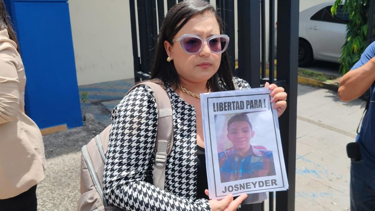 Relatives of Venezuelans at CECOT Arrive at PDDH to Ask for “Proof of Life” — Familiares de venezolanos en CECOT llegan a la PDDH para pedir “pruebas de vida”