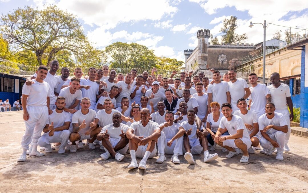 Families of Colombians Detained Under State of Exception Receive Photos of Their Imprisonment — Familiares de colombianos capturados en régimen recibieron fotografías de su estancia en prisión