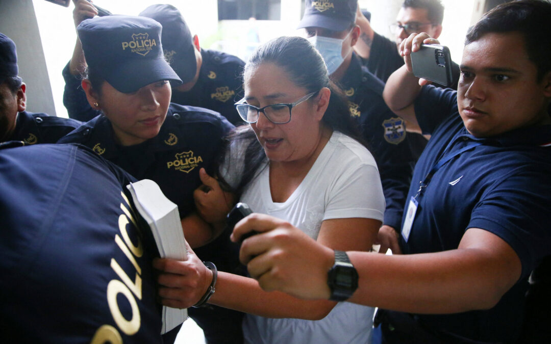 Constitutional lawyer Ruth López of El Salvador awarded ABA International Human Rights — La abogada constitucionalista salvadoreña Ruth López recibe el Premio Internacional de Derechos Humanos de la ABA