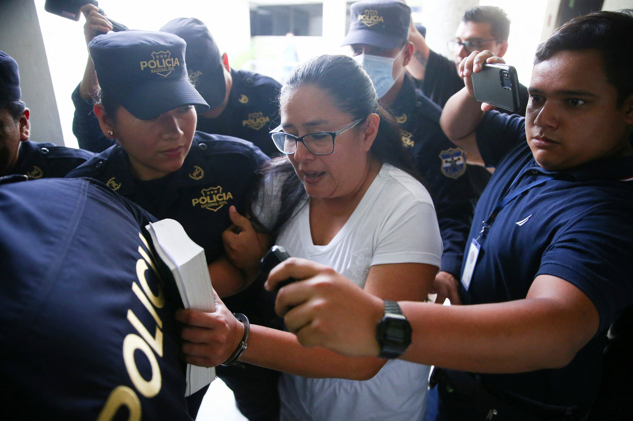 Prominent Human Rights Group Flees El Salvador — Destacada organización de derechos humanos huye de El Salvador