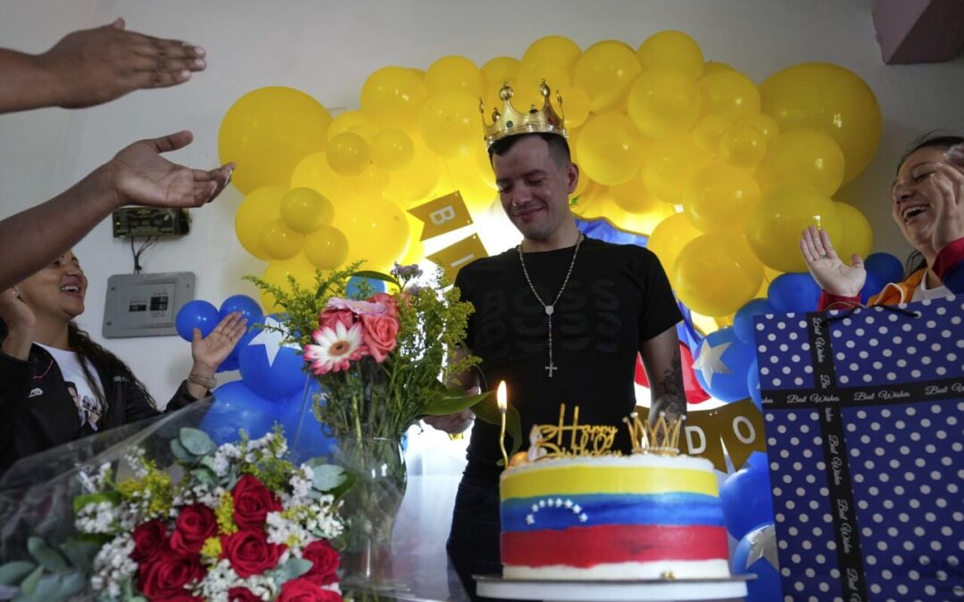 Tearful reunion for gay makeup artist freed from notorious El Salvador prison — Entre lágrimas, un maquillador gay se reencuentra con su familia tras salir de la temida cárcel CECOT en El Salvador