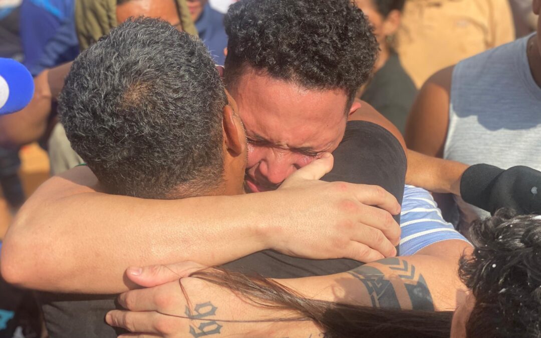 “It’s Hell What We Went Through”: A Venezuelan Neighborhood Celebrates the Return of 4 Repatriates Amid Allegations of Abuse at CECOT — “Es un infierno lo que vivimos”: un barrio de Venezuela festeja el regreso de 4 repatriados entre denuncias de abusos en el CECOT