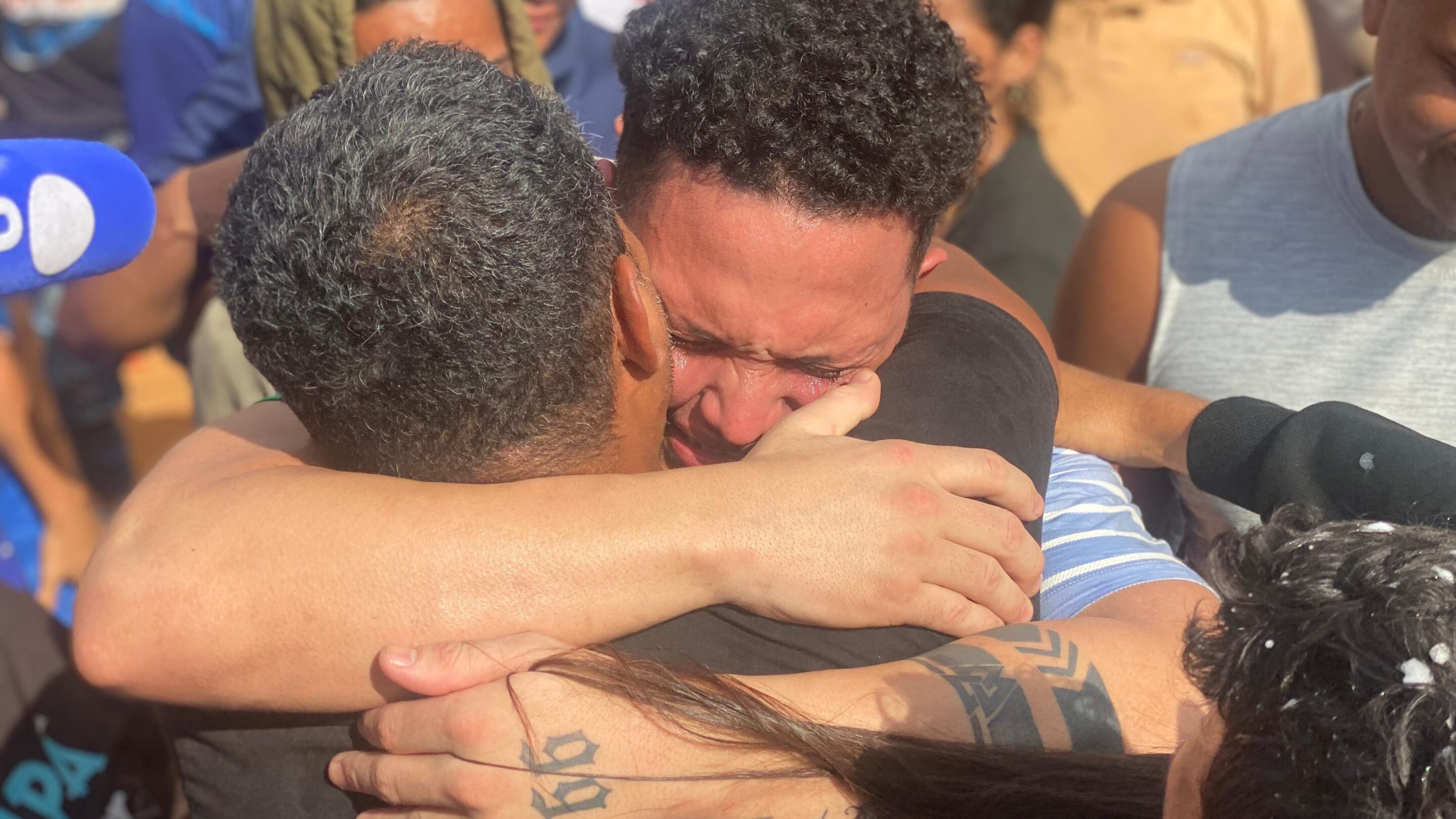 “It’s Hell What We Went Through”: A Venezuelan Neighborhood Celebrates the Return of 4 Repatriates Amid Allegations of Abuse at CECOT — “Es un infierno lo que vivimos”: un barrio de Venezuela festeja el regreso de 4 repatriados entre denuncias de abusos en el CECOT