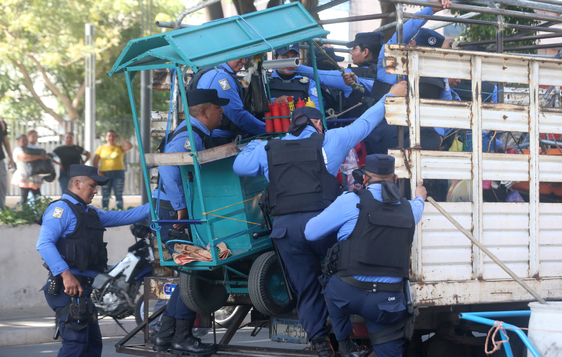 San Salvador Downtown Tightens Rules to Curb Informal Commerce — San Salvador Centro endurece reglas para controlar comercio informal