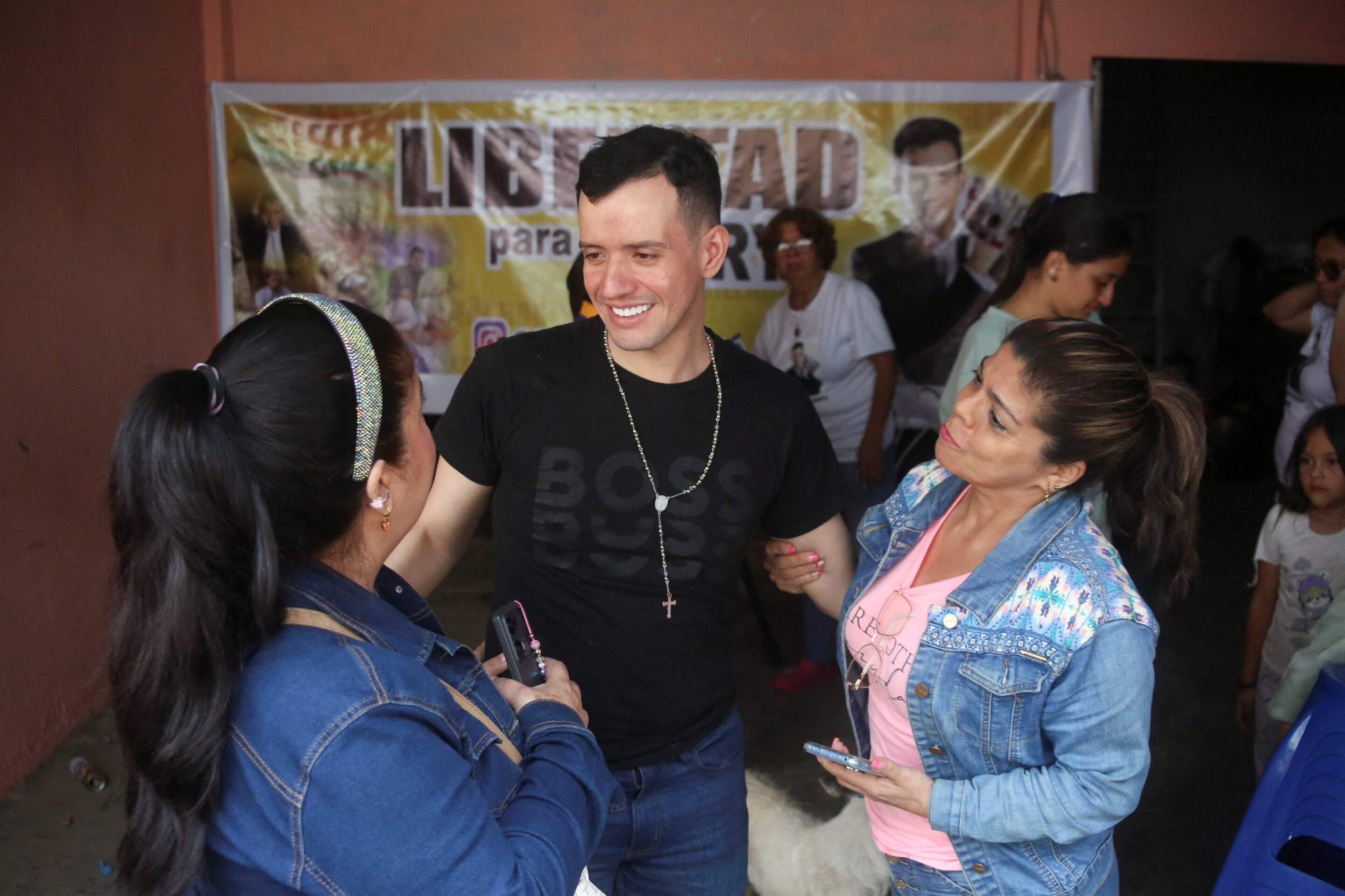 Venezuelan makeup artist returns home, describes torture during El Salvador detention — Maquillador venezolano regresa a casa y denuncia torturas durante su detención en El Salvador