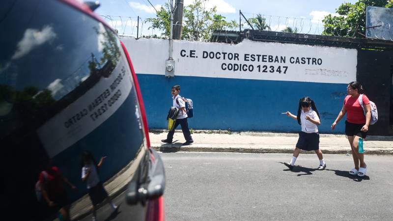 Students Attend Classes on Land Deemed Uninhabitable Since 2019 — Alumnos reciben clases en terreno declarado inhabitable desde 2019