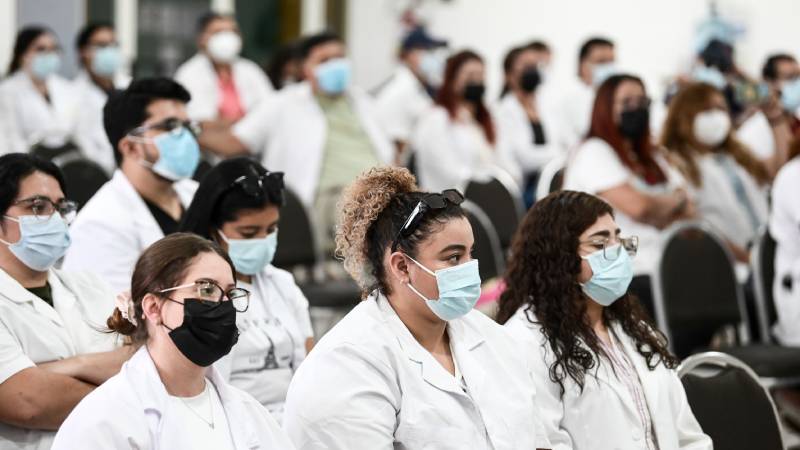 Medical Students Brand Minister’s Statements “False and Unfair” — Estudiantes de Medicina califican como “falsas e injustas” las declaraciones del ministro